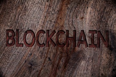 Blockchain gösterilen Not yazma. Kayıt günlük mali deyim dijital veri teknoloji kayıt ahşap arka plan vintage ahşap tahta vahşi kaba eski antika mesajları vitrine iş fotoğraf