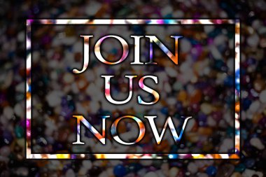 Şimdi bize katılın gösterilen metin işareti. Kavramsal fotoğraf kayıt topluluk kayıt Web sitesi veya formdaki işe görünüm kartı iletileri fikirler aşk güzel anılar sıklığı renkli tapınak karanlık