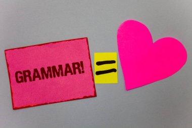 Dilbilgisi motivasyonel ara gösterilen metin işareti. Kavramsal fotoğraf sistem ve dil yazma kuralları kağıt kalp eşittir işareti gri arka plan niyetleri yapısını çok güzel mesajlar seviyorum