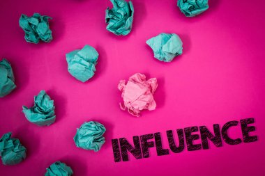 Word yazma metin etkisi. Karakter geliştirme davranış fikirler buruşuk pembe arka plan birkaç kağıtları düşünceler mesajları iş kavramı kapasite diğerleri üzerinde etkisi için çalışır