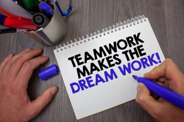 Ekip çalışması yapar rüya iş çağrısı gösterilen metin işareti. Kavramsal fotoğraf dostluk adam başarı elde etmesine yardımcı olur tutun mavi işaretleyiciyi defter sayfa işaretçileri tablo iletileri fikirler holding