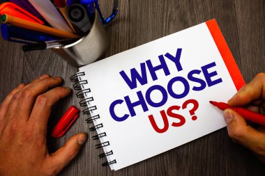 Neden seçim bize soru gösterilen metin işareti. En iyi olanakları Kalemlik Not defteri marker duygular fikirler randevular bilgi önemli gösteriyorsun kavramsal fotoğraf nedenleri