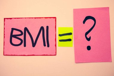 El yazısı metin BMI. Vücut kitle indeksi anlam kavramı yükseklik fikirler iletiler pembe kağıtları niyeti eşittir işareti soru işareti iletişim kurma ile ilgili sağlıklı kilo aralığı belirler