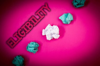 Kavramsal el uygunluk gösteren yazma. İş metin yapmak için hakkına sahip devlet fotoğraf veya uygun iletileri pembe arka plan buruşuk kağıtlar çeşitli fikirler çalışır bir şey elde etmek