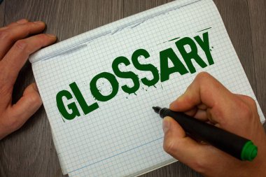 Kavramsal el sözlük gösterilen yazma. İş fotoğraf metin alfabetik listesini anlamı olan terimler kelime açıklamaları adam tutun siyah kalemi gruge defter Ahşap ahşap masa tutarak