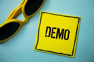 Demo gösterilen Not yazma. Mavi arka plan güneş gözlüğü rahat ek açıklamaları düşünceler deneme Beta sürümü ücretsiz Test örnek önizleme bir şey prototip fikirler vitrine iş fotoğraf mesajları