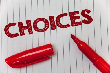 Metin işaret gösterme seçenekleri. Kavramsal fotoğraf tercih takdirine eğim ayırt seçenekleri seçim fikirler mesaj defter kağıt açık işaret niyetleri duygularını iletişim