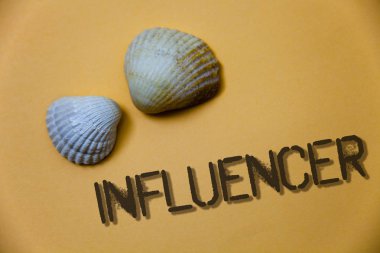 Etki unsuru yazma el yazısı metin. Kişinin etkiler ve kararlar başkalarının kabukları kahverengi zemin beach anılar düşünceler ışık Grunge fikirler mesajlar görüşlerini etkiler anlam kavramı