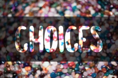 Metin işaret gösterme seçenekleri. Kavramsal fotoğraf tercih takdirine eğim ayırt seçenekleri seçim bulanık düşünceler iletişim şeker fikirler mesaj yansıma tatlı şekerler