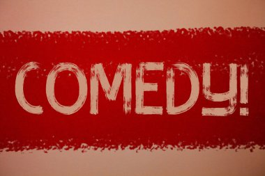 Komedi ara gösterilen metin işareti. Kavramsal fotoğraf eğlenceli mizah hiciv Sitcom neşe şaka eğlence gülüyor fikirler mesajlar kırmızı boya boyama açık kahverengi renkli dağınık niyetleri