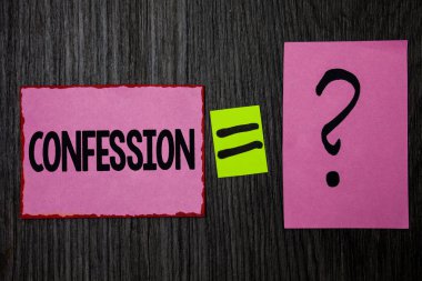 İtiraf gösterilen Not yazma. Eşittir işareti soru işareti Ahşap ahşap arka plan ilham iş fotoğraf kabul vahiy açıklama Divulgence söyleyiş iddia pembe vitrine notları