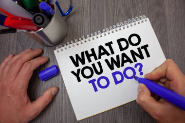 Ne yapmak sen istemek için sorum gösterilen metin işareti. Kavramsal fotoğraf meditasyon sakin tatil seyahat arzu oğlan mavi işaretleyiciyi defter sayfa işaretçileri tablo iletileri fikirler holding