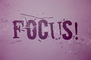Kavramsal el odak motivasyonel ara gösterilen yazma. İş fotoğraf metin konsantrasyon merkezi faaliyet cazibe fikirler mesajlar mor arka plan ilham splatters amacı iletişim kurmak