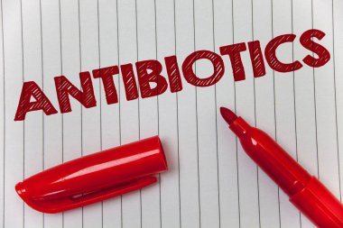 Metin işaret gösteren antibiyotik. Kavramsal fotoğraf antibakteriyel ilaç dezenfektan aseptik sterilize sıhhi fikirler mesaj defter kağıt açık işaret niyetleri duygularını iletişim