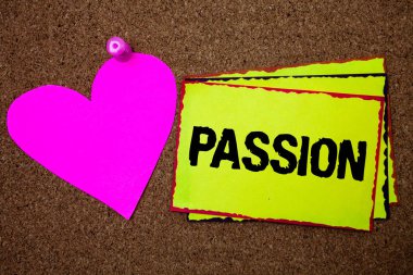 Tutku gösterilen metin işareti. Kavramsal fotoğraf güçlü ve kontrol edilemeyen duygu güçlü duygu cinsel cazibe sınır yapışkan unutmayın kartları aşk tutturulmuş kalp koyu kahverengi zemin