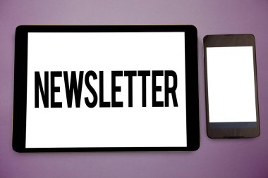 Bülten gösterilen Not yazma. İş fotoğraf Bülteni düzenli olarak vitrine abone Üyeler haber rapor geniş çerçeveli beyaza akıllı ekran tablet metin mesajları fikir iletişim gönderdi