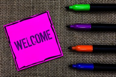 Hoşgeldiniz gösterilen Not yazma. Sevilen iş fotoğraf vitrine sıcak selamlama onayı için sevimli birisi Marker kalem sanat pembe kağıt güzel mat aşk düşünce siyah gölge anılar teşekkür etti.