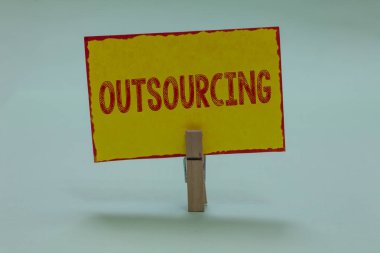 Kavramsal el dış kaynak gösterilen yazma. İş fotoğraf metin elde edilir mal veya hizmet tarafından bir dış tedarikçi görüntü sarı yapışkan kart sözleşmesinden iletmek mesajları fikir haber office