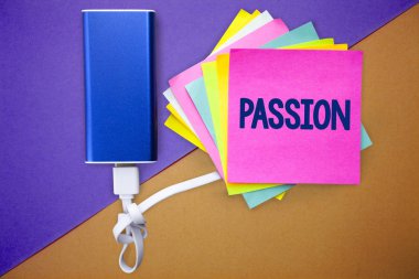 Word metin yazma tutkusu. Birden çok renk yapışkan unutmayın veri kablosu öğrenmek kartları mesaj iş kavramı için güçlü ve kontrol edilemeyen duygu güçlü cinsel cazibe duygu