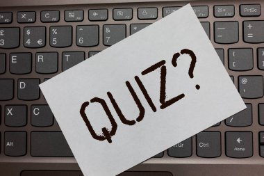 Quiz soru gösterilen metin işareti. Kavramsal fotoğraf kısa testleri değerlendirme sınav senin bilgi siyah Dizüstü Klavye sanat kağıt güzel bilgisayar dizüstü netbook notebook ölçmek için