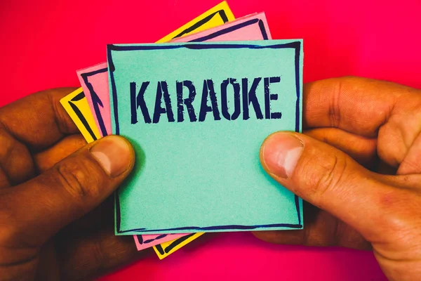 Escrever Bilhete Mostrar Karaoke Foto Negócios Showcasing Entretenimento Cantando Longo — Fotografia de Stock