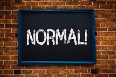 Kavramsal el normal motivasyonel ara gösterilen yazma. Standart her zamanki normal veya beklenen çerçeveli asmak kara tahta çalışma sınıf tuğla duvar arka plana uygun vitrine iş fotoğraf
