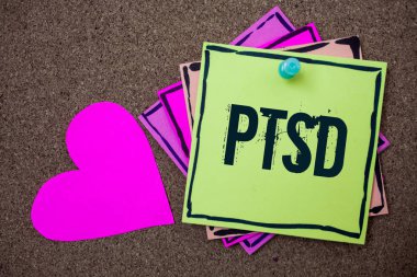 Post travmatik stres bozukluğu akıl hastalığı travma korku depresyon aşk sanat kağıt güzel güzel vitrine kavramsal el yazma gösteren TSSB. iş fotoğraf kahverengi pembe sanat kağıtları masajlar