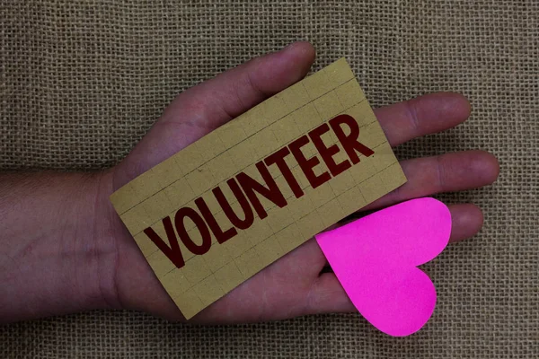 写显示志愿者的笔记 商业照片展示志愿者个人为更大的社会事业服务他人木艺作品记忆可爱的爱情思想垫记忆哈特阴影 — 图库照片