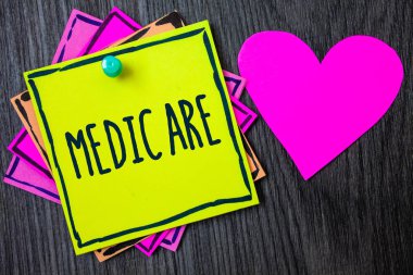 Medicare yazma el yazısı metin. Kişilerin yukarıda 65 veya Engelli sınır yapışkan federal sağlık sigortası anlam kavramı kartları aşk tutturulmuş kalp koyu odunsu arka plan hatırlıyorum