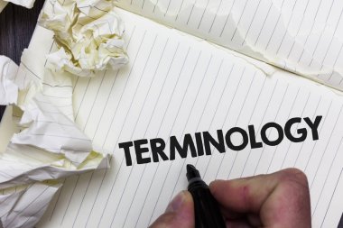 Kavramsal el terminoloji gösterilen yazma. Farklı meslek eğitim sanayi kağıt nesne notepad tarafından kullanılan terimler topluluğu vitrine iş fotoğraf kağıtları fikirler birkaç deneme buruşuk.