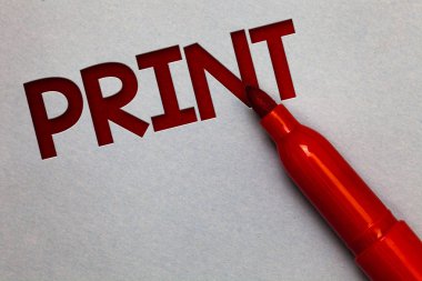 Yazdırma gösterilen metin işareti. Kavramsal fotoğraf üretmek harf sembolleri kağıda mürekkep kullanarak makine tarafından numaraları veya toner beyaz kağıt lite gri gölge kırmızı marker kalem güzel bir fikir unutulmaz düşünce