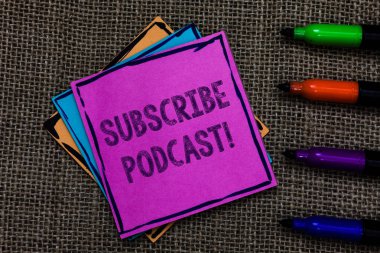 Abone Podcast motivasyonel ara gösterilen metin işareti. Kavramsal fotoğraf online yayın birden çok renkli yapışkan yapmak bir abonelik kartları kalem komut dosyası marker Jüt arka plan hatırlıyorum