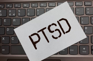 TSSB. kavramsal fotoğraf Post travmatik stres bozukluğu akıl hastalığı travma korku depresyon siyah Dizüstü Klavye sanat kağıt güzel bilgisayar dizüstü netbook notebook gösterilen metin işareti