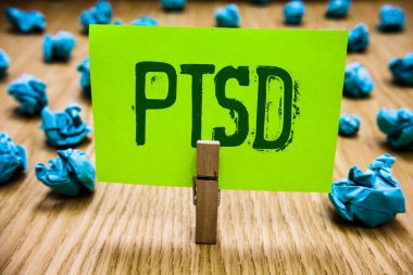 Birkaç deneme Word metin TSSB. iş kavramı Post travmatik stres bozukluğu akıl hastalığı travma korku depresyon kağıt mavi nesne düşünceler buruşuk kağıtlar fikirler için yazma hataları