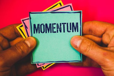 Momentum gösterilen Not yazma. İş fotoğraf vücut kitle ürün hareketli vitrine miktar hareket ve sınır uçağın arka plan küçük multi renk notları el hız hatırlıyorum kartı
