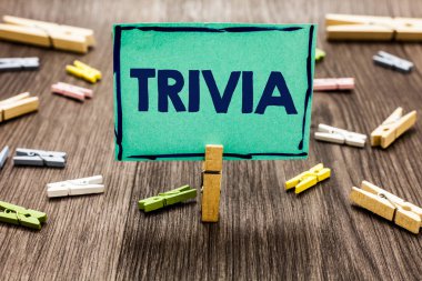 Trivia gösterilen metin işareti. Bir şey önemsiz bilgi parçalarını kavramsal fotoğraf kimse bir yere rasgele klip sanat iş kurulu yaratıcı güzel ataç ahşap gri gölge