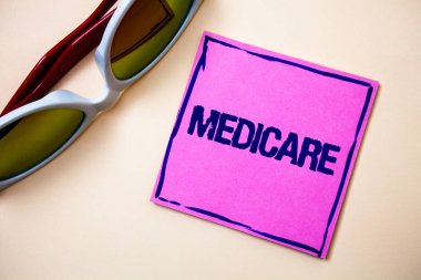 Kavramsal el Medicare gösterilen yazma. İş fotoğraf metin insanlar 65 yukarıda ya da Engelli yapışkan kartları googles gözlük office akıllı komut dosyası iş görme ile Federal sağlık sigortası