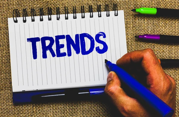 Conceptuele Hand Schrijven Trends Tonen Zakelijke Foto Presentatie Van Algemene — Stockfoto