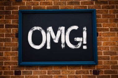 Kavramsal el OMG motivasyonel ara gösterilen yazma. Oh benim iyi kısaltma Modern şaşkınlık ifadesi vitrine iş fotoğraf asmak siyah kurulu çalışma sınıf tuğla duvar arka plan çerçeveli
