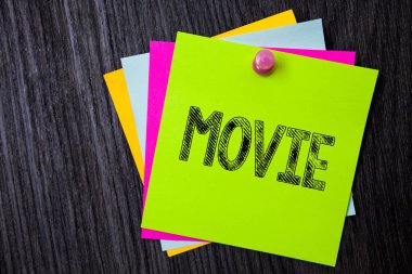 Word metin yazma film. Sinema ya da televizyon film sinema Video için iş kavramı göstermek üstünde perde birden çok yapışkan kartları tutturulmuş coclourfull arka plan kurulu astar karanlık