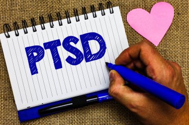 Romantik hart mat TSSB. iş fotoğraf vitrine Post travmatik stres bozukluğu akıl hastalığı travma korku depresyon Not defteri kalem kağıt fikirleri düşünceleri güzel güzel aşk gösterilen Not yazma