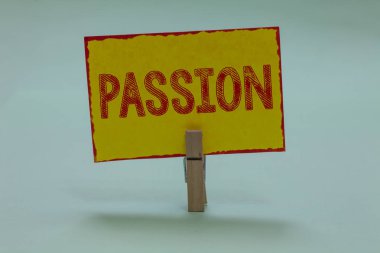 Kavramsal el tutku gösterilen yazma. Fikir hakları office iş fotoğraf metin güçlü ve kontrol edilemeyen duygu güçlü duygu cinsel cazibe sarı yapışkan kart iletmek ekran mesajları