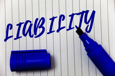 Sorumluluk gösterilen Not yazma. Bir şey sorumluluk Marker kalem kap kalın vurgulayıcı linned arka plan komut dosyası sivri uç yasal olarak sorumlu olmanın devlet vitrine iş fotoğraf