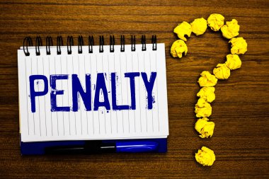 Ceza yazma el yazısı metin. Bir hukuk kuralı veya sözleşme spor dönem çalışma defter kayıt mürekkep kalem soru işareti yanıt oturum kahverengi tablosu kırma için ceza anlam kavramı empoze