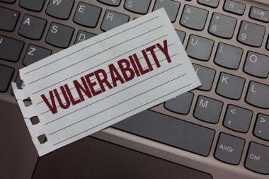 Güvenlik açığı gösterilen Not yazma. İş fotoğraf vitrine bilgi duyarlılık sistemleri sömürü saldırganın klavye gri renk kağıt anahtarları dizüstü yaratıcı bir fikir bilgisayar tuş hata