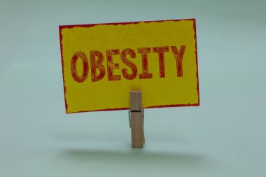Kavramsal el obezite gösterilen yazma. İş fotoğraf metin tıbbi durum vücut yağ birikmiş sağlık sorun ekran sarı yapışkan kart fazlalığı iletmek mesajları fikir haber office