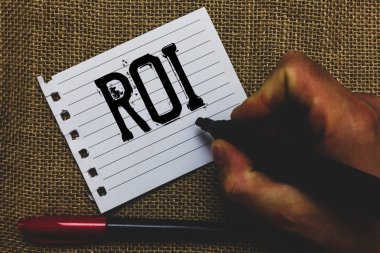 Kavramsal el ROI gösterilen yazma. Dönmek üstünde yatırım performans ölçü kazanç iş büyüme Marker kalem ilham güzel fikirler küçük adım sanat kağıt mat vitrine iş fotoğraf