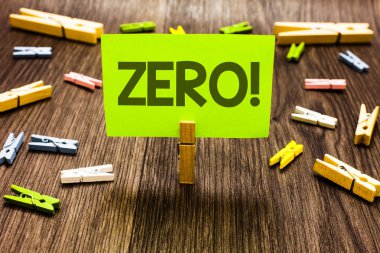 Sıfır motivasyonel ara gösterilen Not yazma. Bir şey boşluk hiçlik ahşap gölge tutan hiçbir değer klip sanat kurulu yaratıcı fikirler kağıt ataç vitrine iş fotoğraf