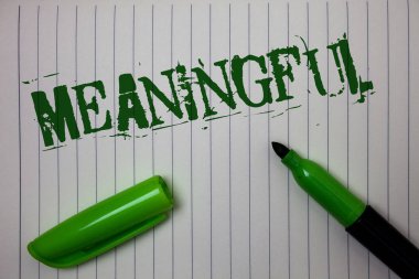 El yazısı metin anlamlı. Önemli ilgili önemli maksatlı Linned anlamı olan anlam kavramı arka plan kalem kap marker vurgulayıcı mürekkebi yeşil çizim kağıt