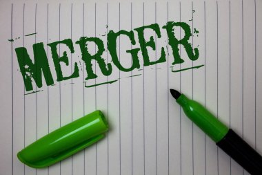 El yazısı metin birleşme. İki şey veya şirketler Fusion koalisyon birleşme Linned Kağıt arka plan kalem kap marker fosforlu kalem mürekkep yeşil çizim anlam kavramı